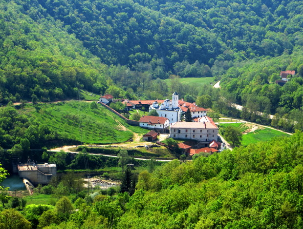 ВЕРНИЦИ ЗАСУКАЛИ РУКАВЕ: Уређују испосницу Прохора Пчињског
